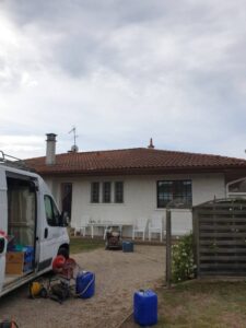 Maison avec camion aménagé dans la cour