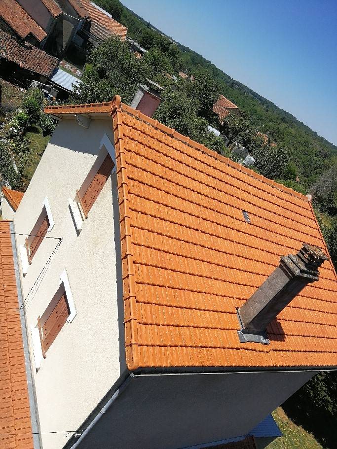 Toit en tuiles rouges d'une maison.