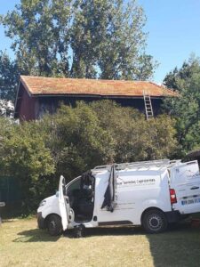 Fourgon travaux d'extermination termites devant maison.