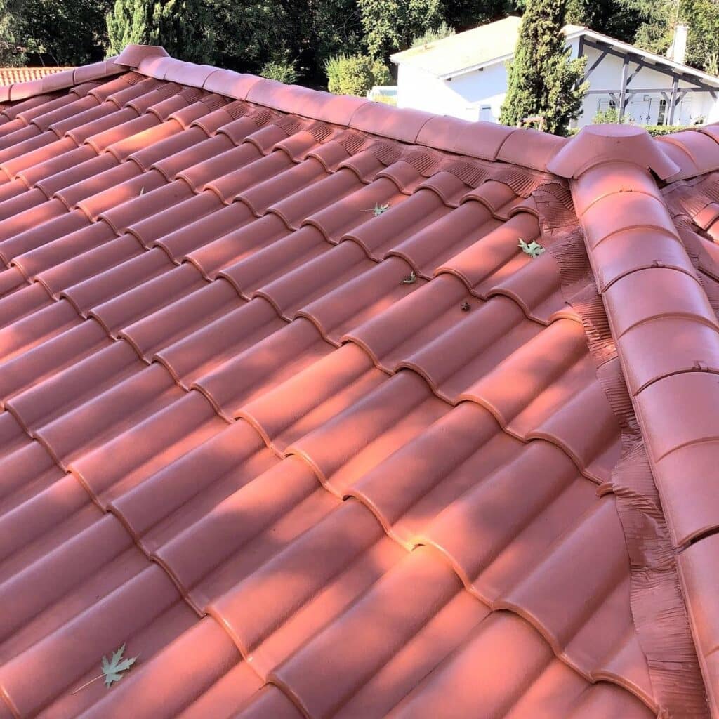 Toit en tuiles rouges d'une maison