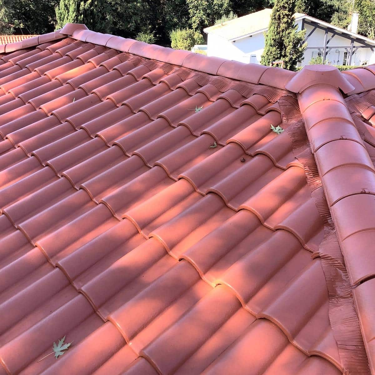 Toit en tuiles rouges d'une maison