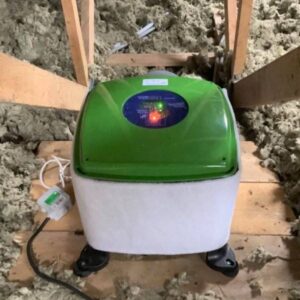 Appareil vert d'élimination de l'humidité dans un grenier