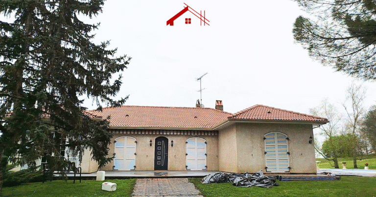 Maison avec toit en tuiles rouge.